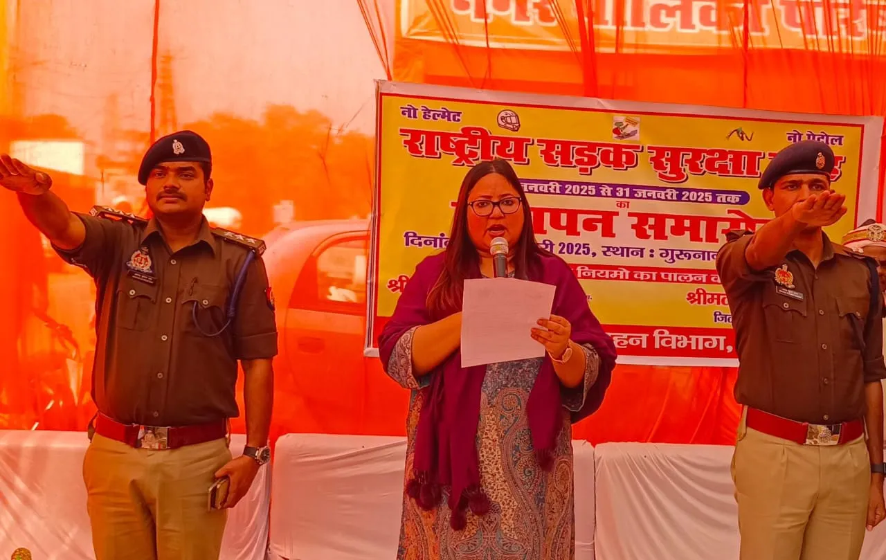 गोंडा: राष्ट्रीय सड़क सुरक्षा माह का समापन, डीएम ने छात्राओं को बांटा हेलमेट