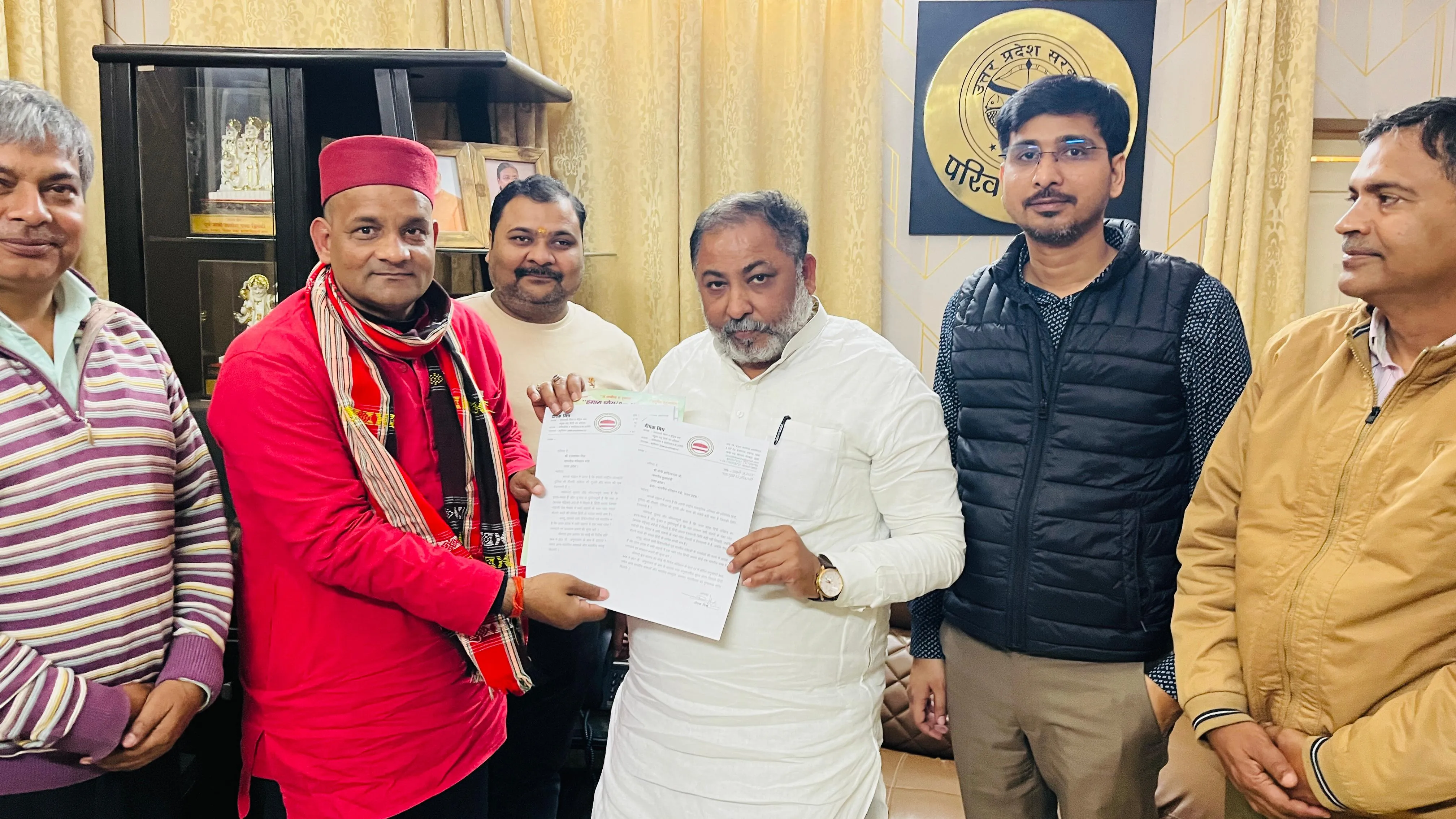 लखनऊ: परिवहन मंत्री से मिले दीपक मिश्र, कहा - भारतीय भाषा में हो गाड़ियों का नंबर प्लेट