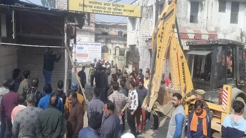 मुरादाबाद : टाउनहॉल क्षेत्र में जेसीबी लेकर पहुंची नगर निगम की टीम, हटवा रही अतिक्रमण...दुकानदारों में मची अफरा-तफरी