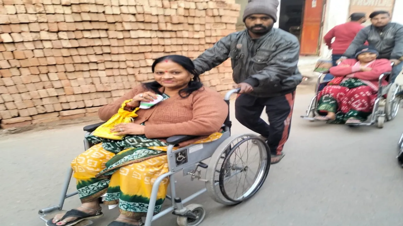 Ayodhya News : व्हील चेयर वालों से अवैध वसूली कर रहा साधु वेशधारी 