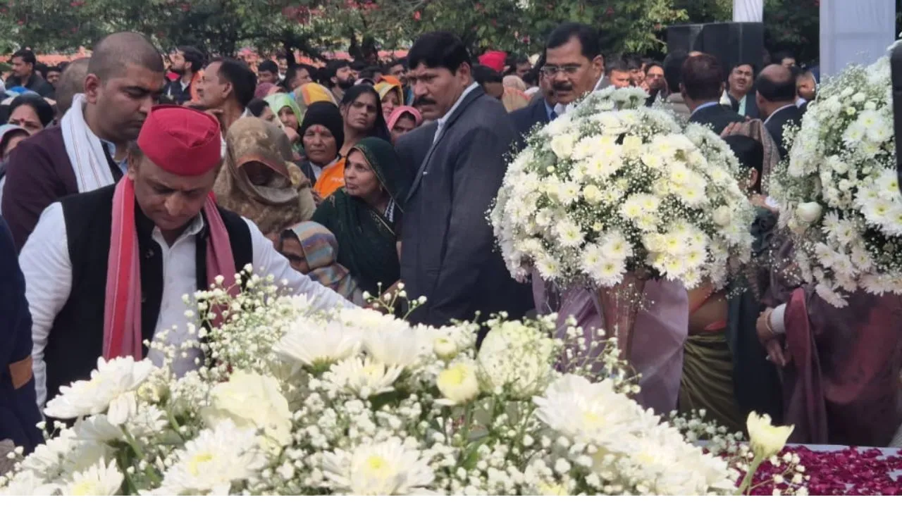 Etawah: अखिलेश यादव के चाचा के निधन के बाद आयोजित हुआ शांति यज्ञ, कई दिग्गज नेता पहुंचे, हजारों लोगों ने आहुति देकर अर्पित की श्रद्धांजलि 