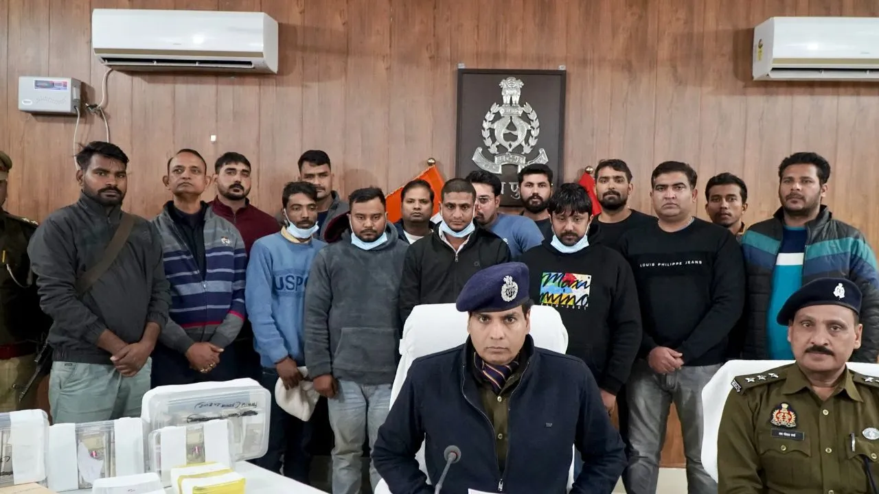 Etawah: कंटेनर का डिजिटल लॉक तोड़कर पार किए मोबाइल, चार आरोपी गिरफ्तार, ये सामान हुआ बरामद...