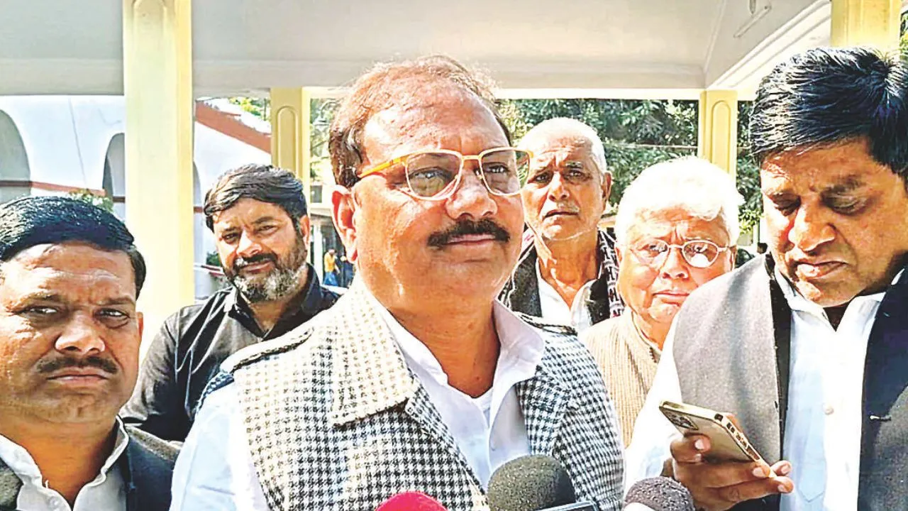 Etawah: नामित डायरेक्टर के वोट देने पर सपा ने जताई आपत्ति, जिलाधिकारी से मिलकर दर्ज कराई शिकायत