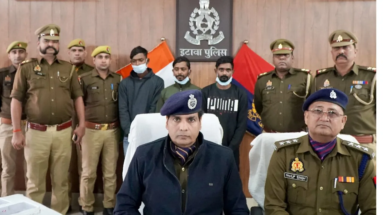 इटावा में पुलिस की बदमाशों से मुठभेड़: तीन गिरफ्तार...गैंगस्टर के मामले में चल रहे थे वांछित, घोषित था पांच हजार का इनाम