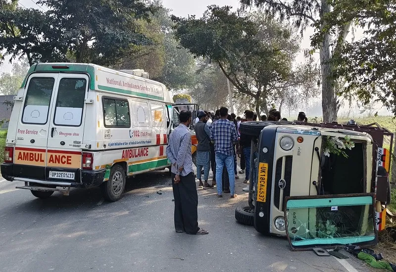 Rampur : एंबुलेंस ने टाटा मैजिक में मारी टक्कर, भैंस घायल...लवारे की मौत