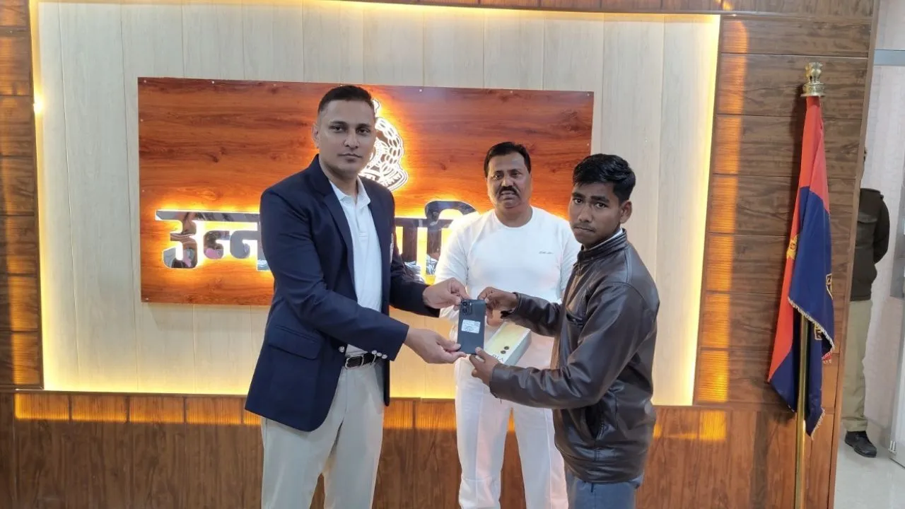 Unnao पुलिस ने 26 लाख के फोन लौटाए: खोए हुए मोबाइल पाकर खुशी से खिल उठे लोगों के चेहरे, पुलिस से कहा- धन्यवाद!