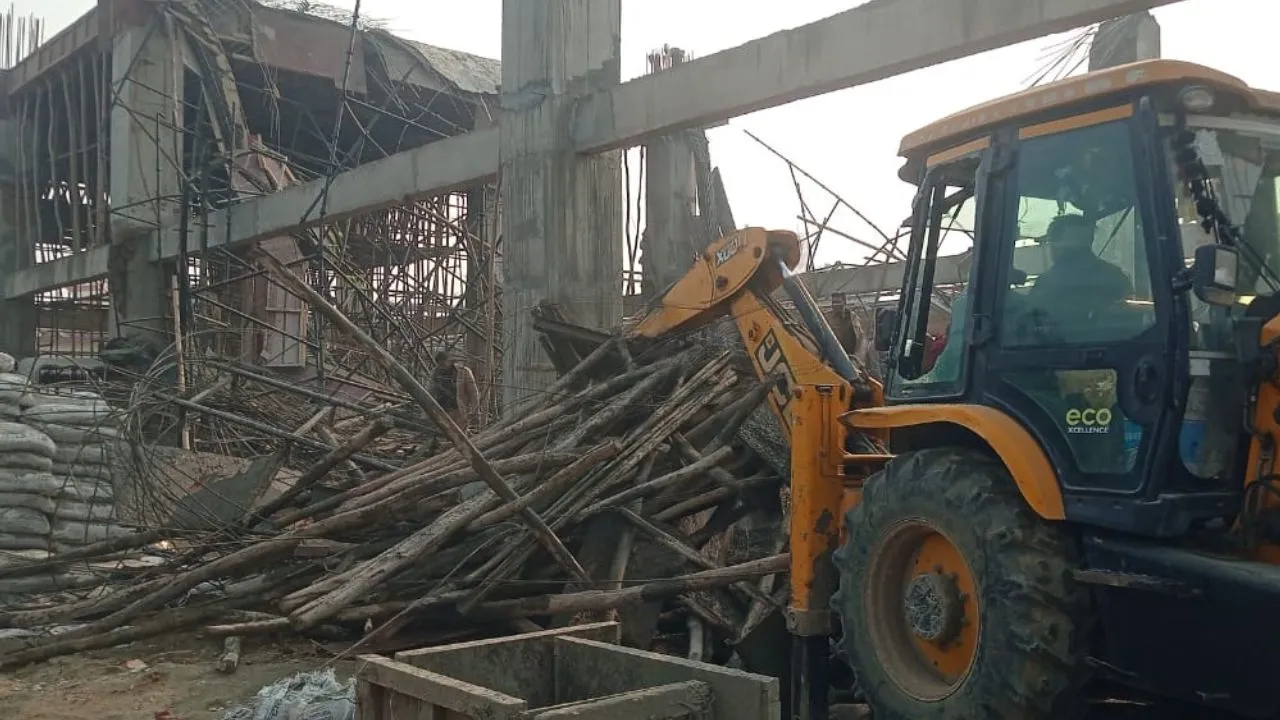 कन्नौज में बड़ा हादसा: रेलवे स्टेशन के पास बन रही बिल्डिंग का लिंटर गिरा, 40 मजदूर दबे...24 को निकाला गया