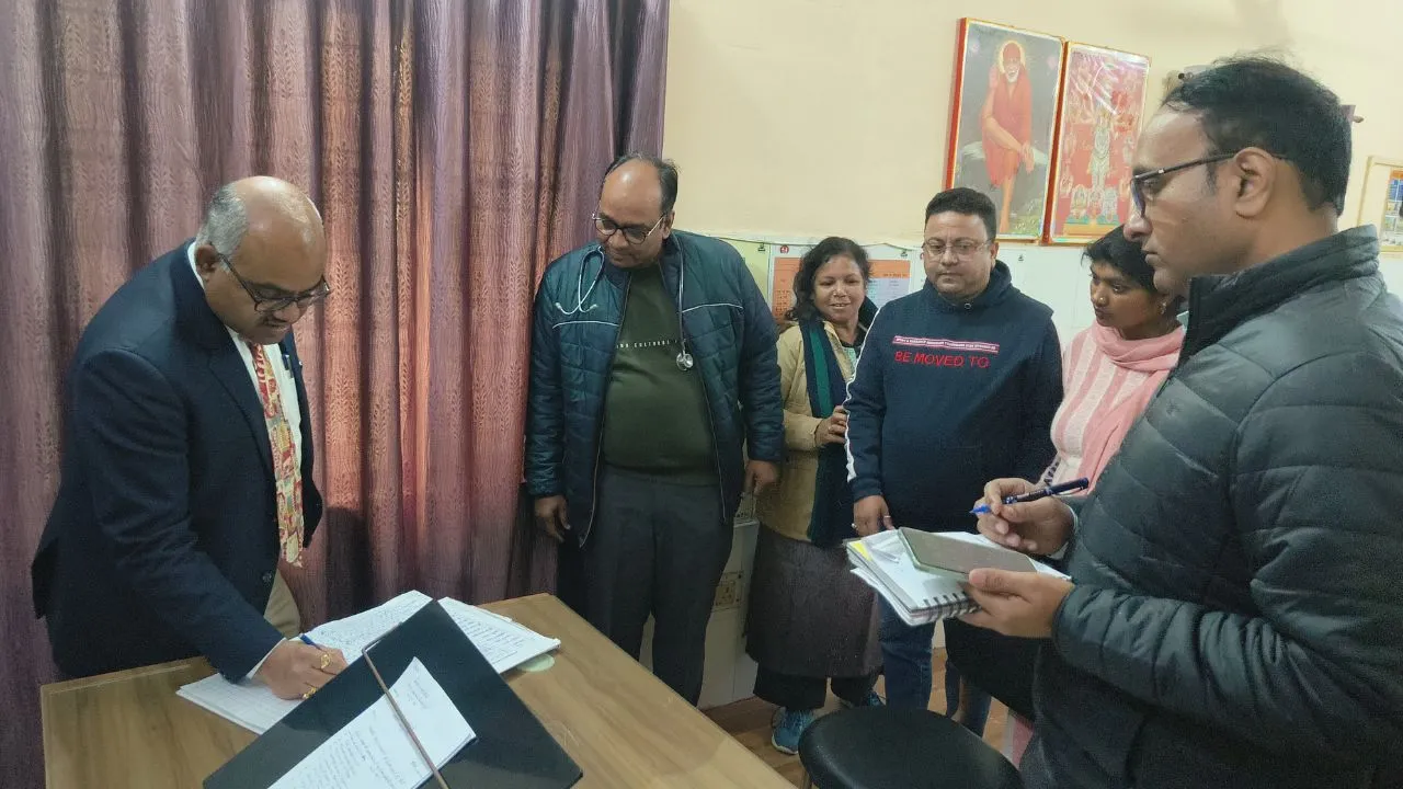Kanpur: अचानक सामुदायिक स्वास्थ्य केंद्र पहुंचे जिलाधिकारी, तीन डॉक्टर मिले अनुपस्थित, कार्रवाई के दिए आदेश, बोले- काम नहीं तो वेतन नहीं