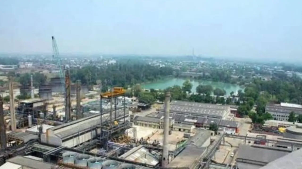 Kanpur: फर्टिलाइजर कारखाना संकट पर, यूनियनों के तेवर ढीले, बैठकों में चर्चा नहीं, यूनियन नेता दलों व सरकार की चौखट पर