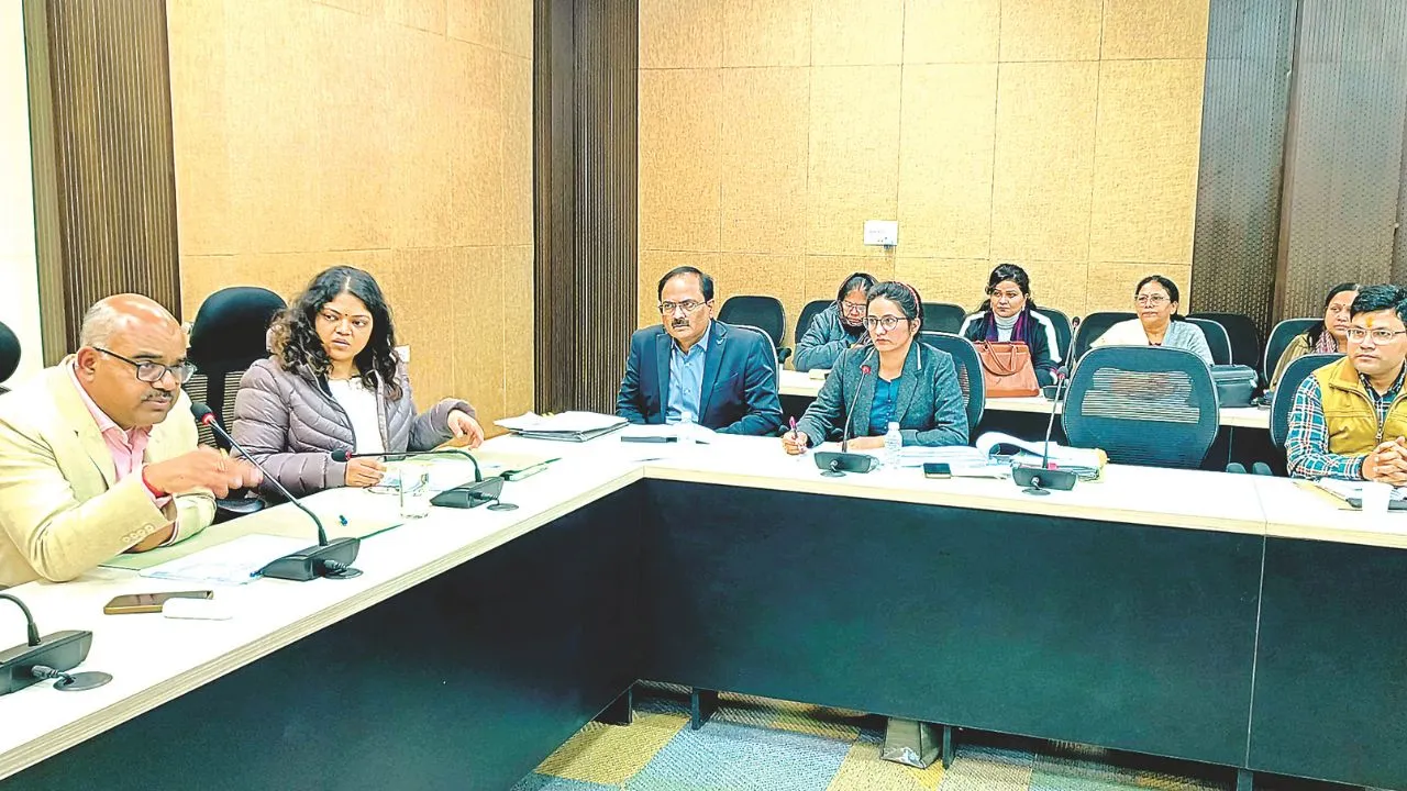 Kanpur: जिलाधिकारी ने लापरवाह कर्मचारियों की मांगी रिपोर्ट, मनमानी करने वाले लेखपाल को फटकारा 