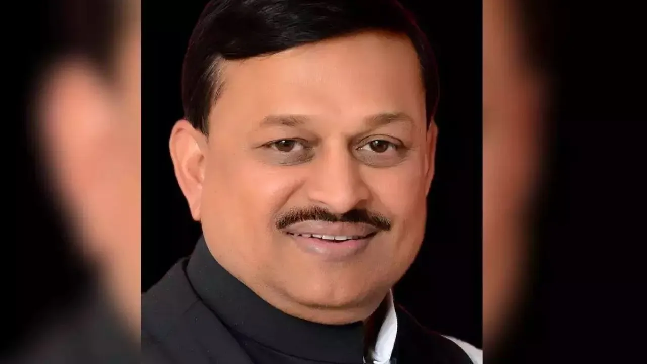 Kanpur: कारोबारियों के पलायन पर सांसद रमेश अवस्थी ने जताई चिंता, जीएसटी अधिकारियों के साथ की बैठक 