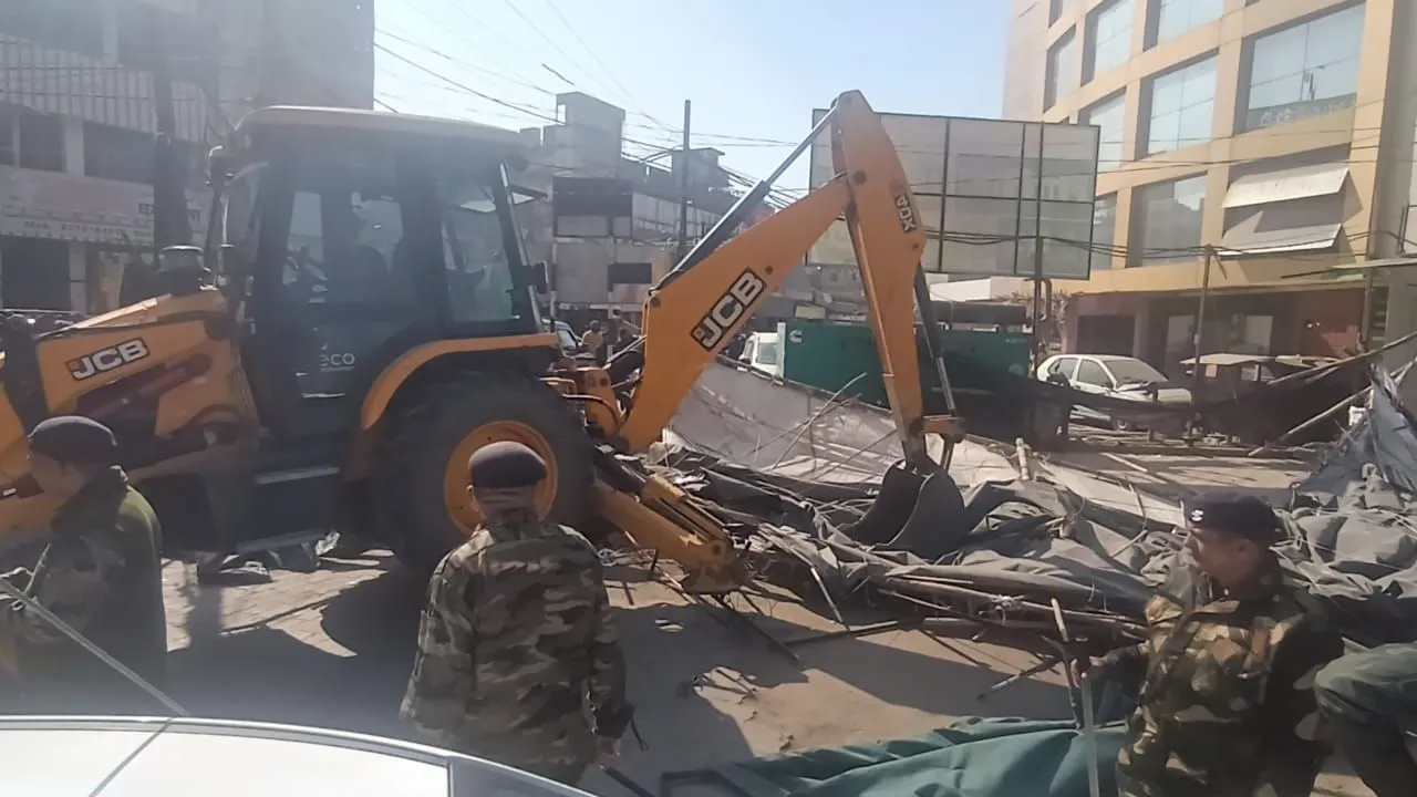 Kanpur में अवैध अतिक्रमण पर फिर गरजा बुलडोजर: हटाए गए सड़कों पर कब्जे, महापौर ने की अभियान की अगुवाई