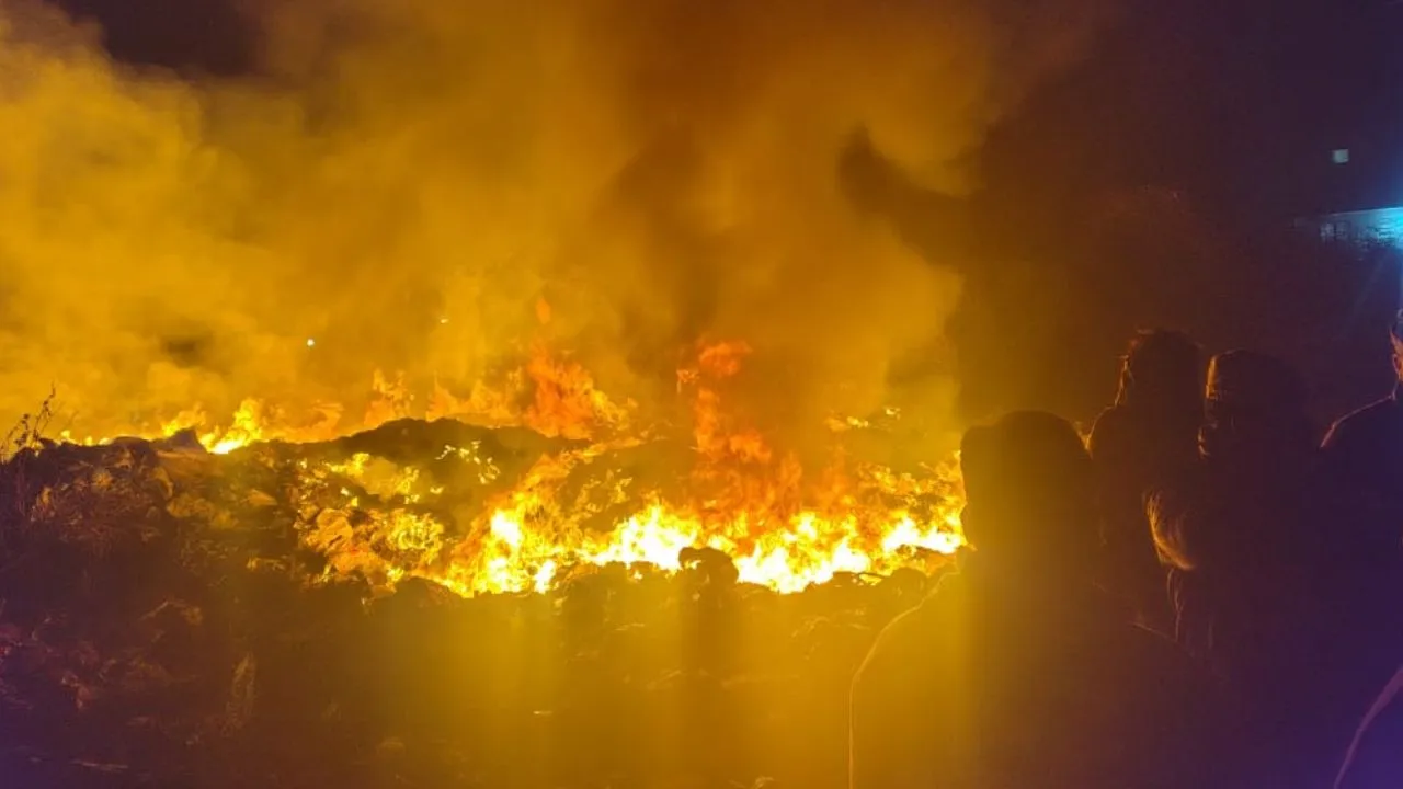 Kanpur: पार्क में जमा कबाड़ में लगी भीषण आग, इलाके में फैली सनसनी, घंटों मशक्कत के बाद दमकल कर्मियों ने पाया काबू