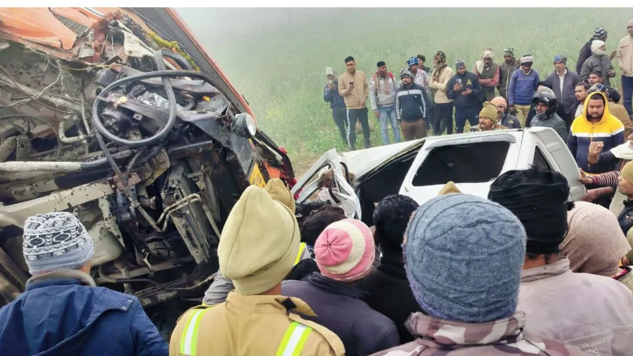 Kanpur Dehat में डंपर और कार की भिड़ंत: खड्ड में गिरे दोनों वाहन, नौ लोग गंभीर रूप से घायल, अस्पताल में भर्ती  
