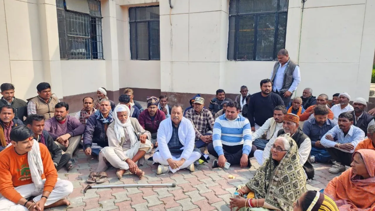 Kanpur Dehat: डीएम कार्यालय में धरने पर बैठे राज्यमंत्री प्रतिभा शुक्ला के पति, इस बात पर थे नाराज...आश्वासन पाकर हुए शांत