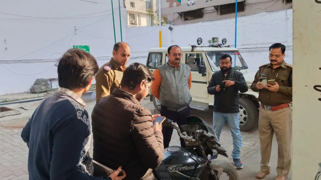  पेट्रोल पंप पर बिना हेलमेट पेट्रोल लेने आए 72 के चालान: कानपुर DM ने संचालकों को कैमरे चालू रखने और होर्डिंग लगाने को कहा...