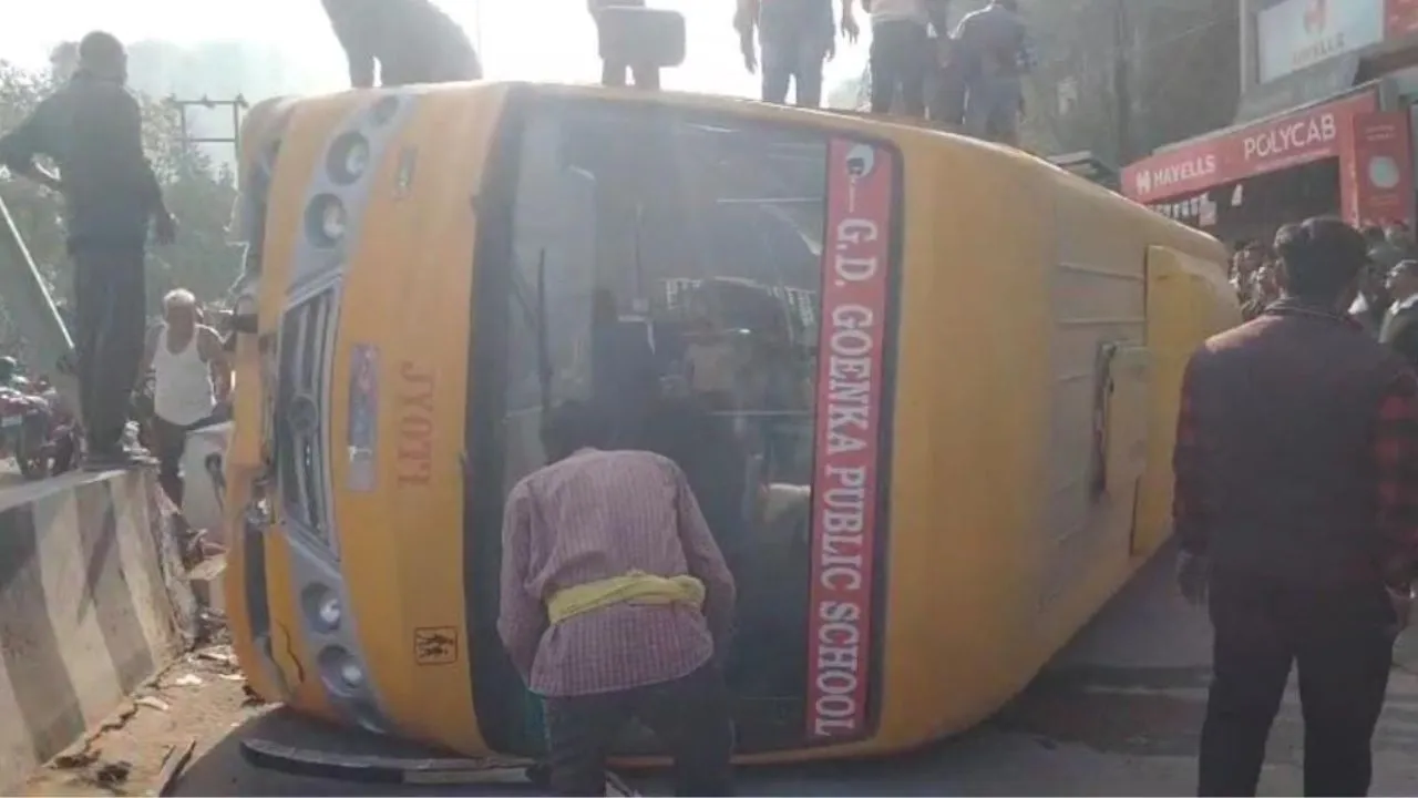 कानपुर में बस पलटी 1