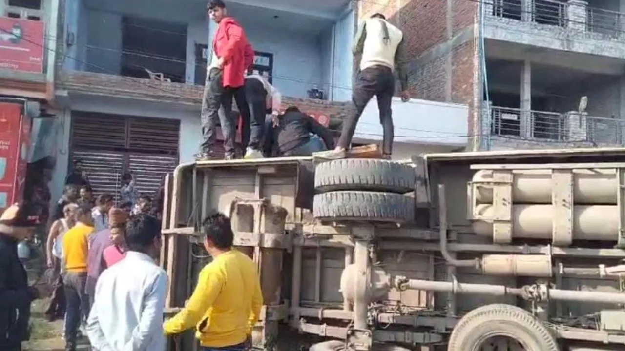 कानपुर में बस पलटी 2