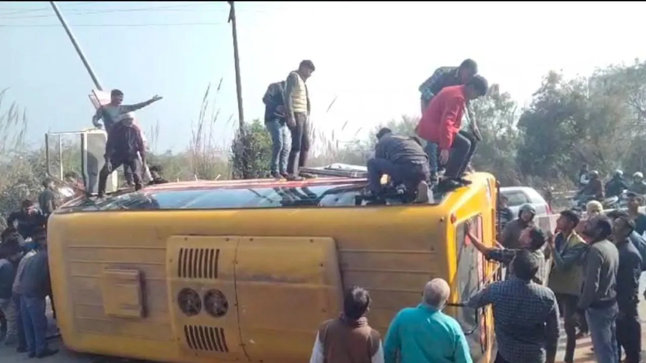 कानपुर में बस पलटी