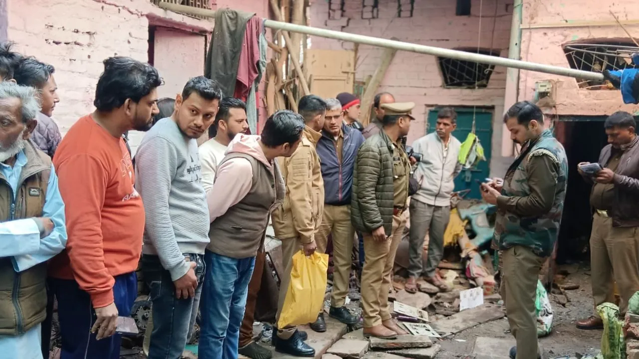 कानपुर के फेथफुलगंज के शांति नगर में विस्फोट होने से कबाड़ी के उड़े चीथड़े: फोरेंसिक समेत बम निरोधक दस्ता मौके पर पहुंचा