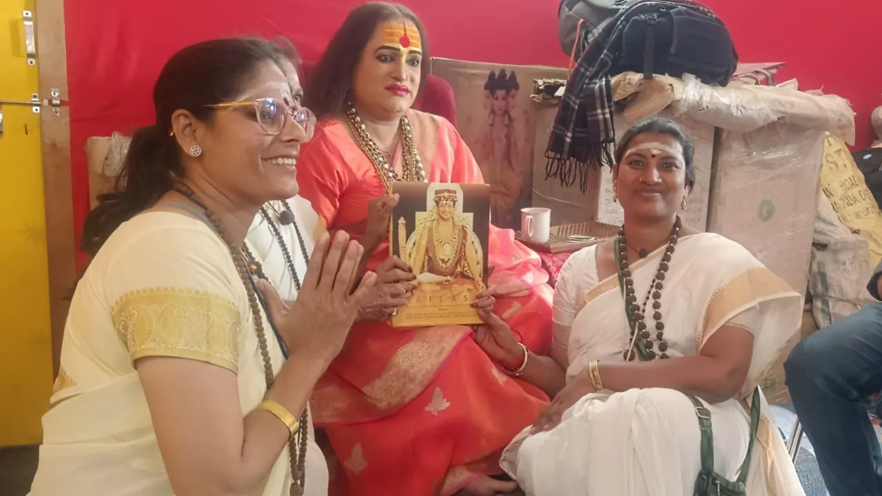 महाकुंभ 2025 : किन्नर अखाड़ा प्रमुख ने किया स्वामी नित्यानंद का समर्थन 