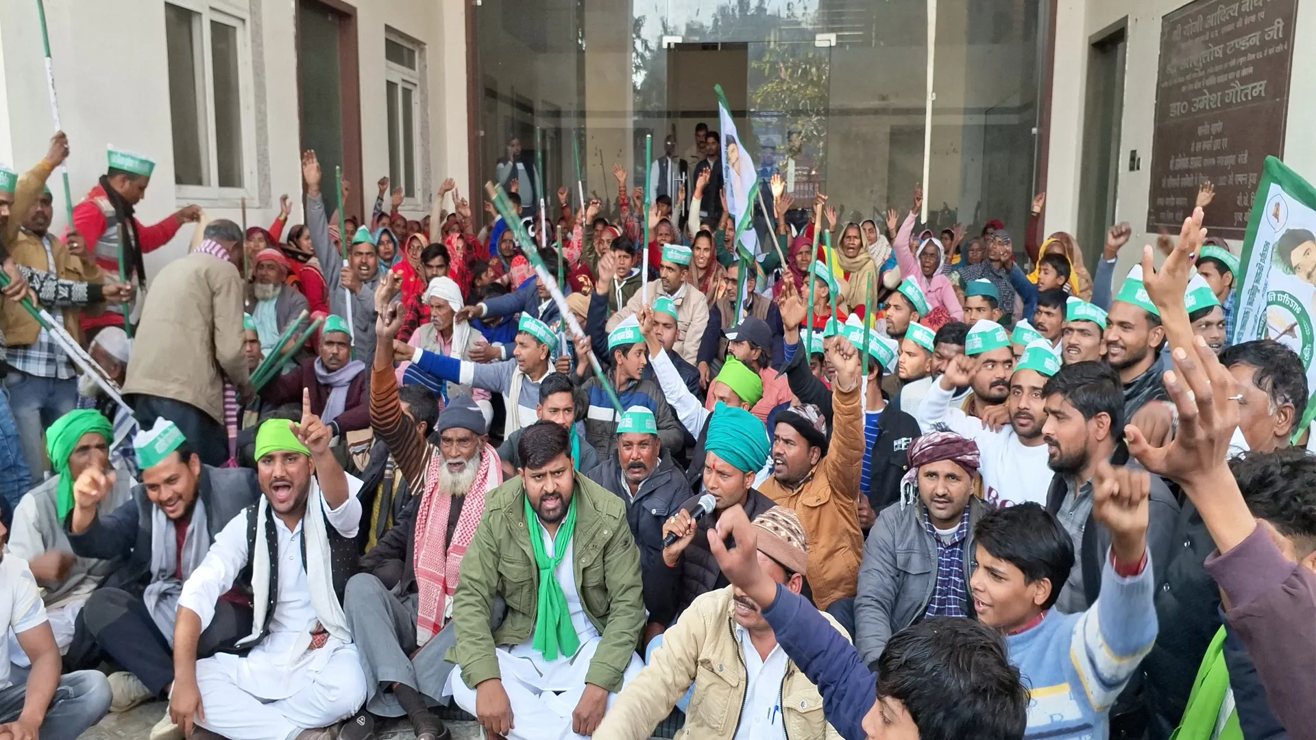 बरेली: सड़क नहीं बनी तो किसानों ने ट्रैक्टर ट्रॉली समेत नगर निगम में डाला डेरा 