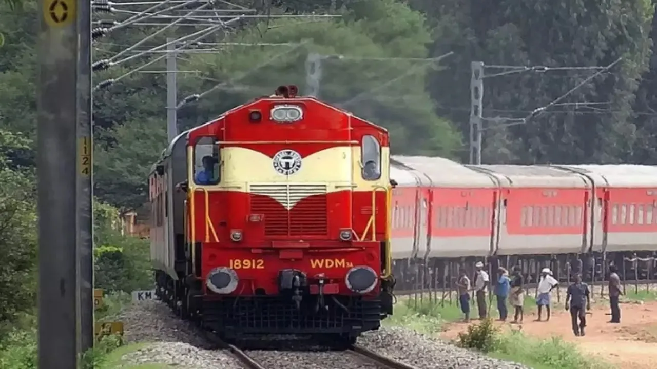 Ayodhya News : कुंभ स्पेशल ट्रेन की बोगी से छह बैटरी चोरी