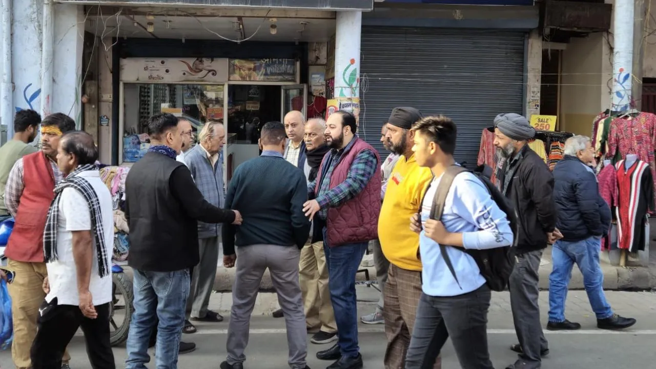 कानपुर के गुमटी बाजार में साप्ताहिक बाजार का विरोध: व्यापार मंडल के पदाधिकारी सड़क पर उतरे, बोले- नहीं लगने देंगे दुकान