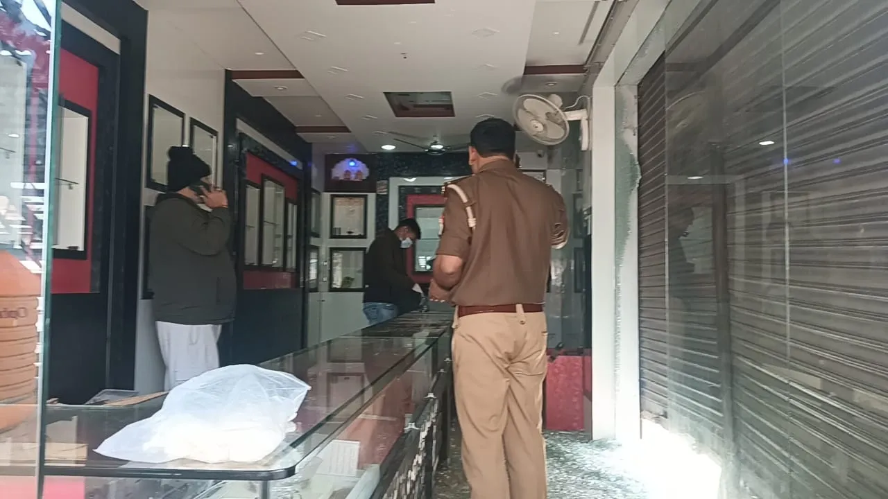 Bahraich News : ज्वलैरी शोरुम समेत दो दुकानों से लाखों की चोरी, जांच में जुटी पुलिस