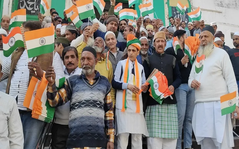 Sambhal : जामा मस्जिद पर दिखा देशभक्ति का रंग, हाथों में तिरंगे लेकर लगाए नारे 
