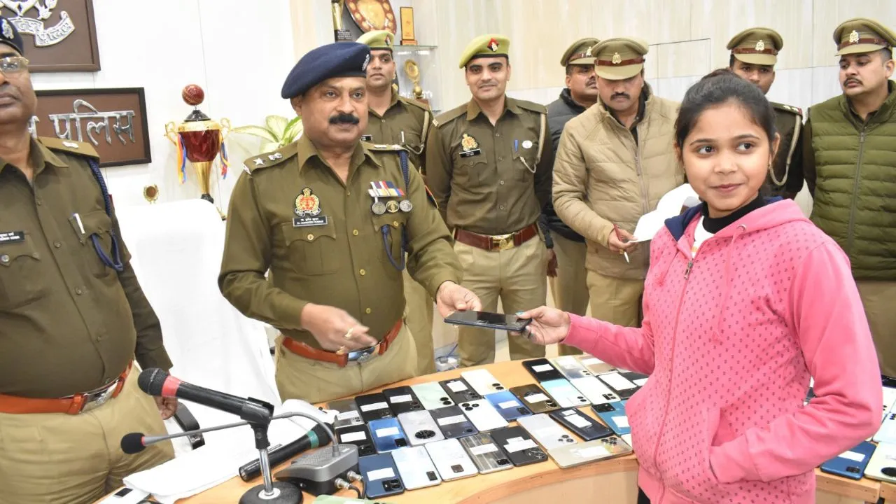 Jalaun: साइबर सेल टीम ने लौटाए 121 मोबाइल; गुम हो गए थे 22 लाख के फोन, मुस्कुरा उठे मोबाइल वापस पाने की आस छोड़ चुके लोग