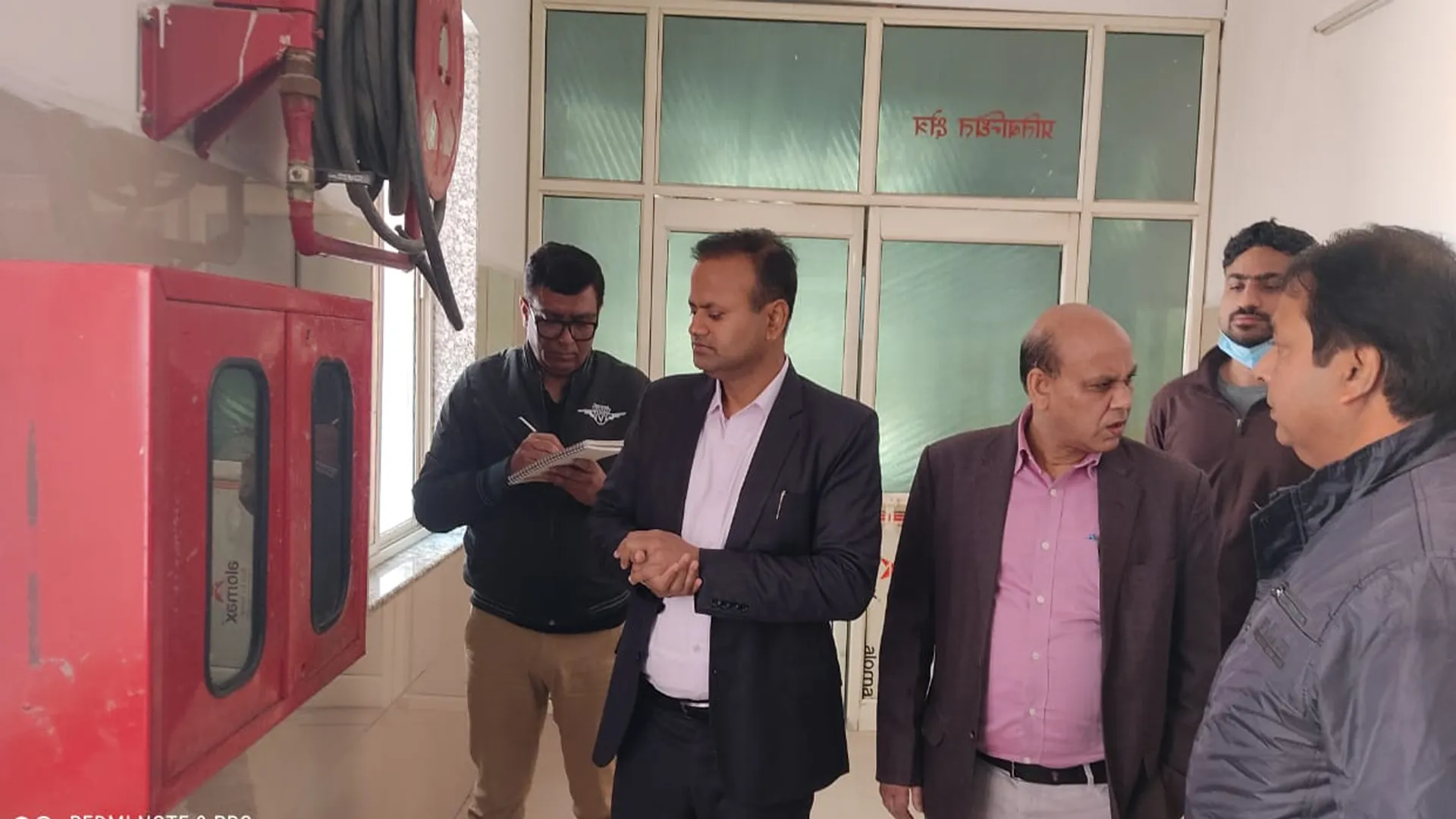 बरेली: डीएम के निरीक्षण में तीन माह से पेंडिंग मिले जन्म प्रमाण पत्र...ताले में कैद था फायर पैनल