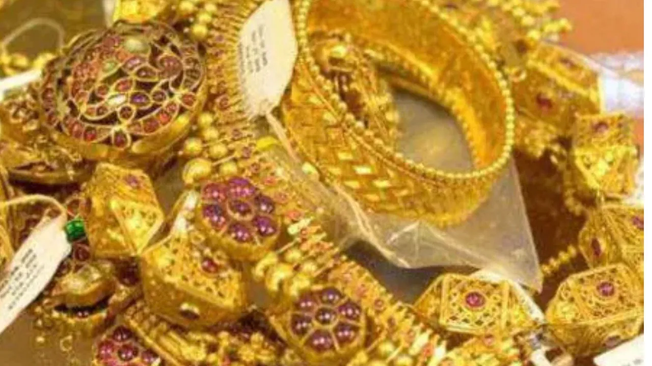 Kanpur: होटल निर्माण के लिए ब्याज पर दिये रुपये, रकम अदा करने पर भी हड़प लिये जेवर, सर्राफ दंपति पर रिपोर्ट दर्ज