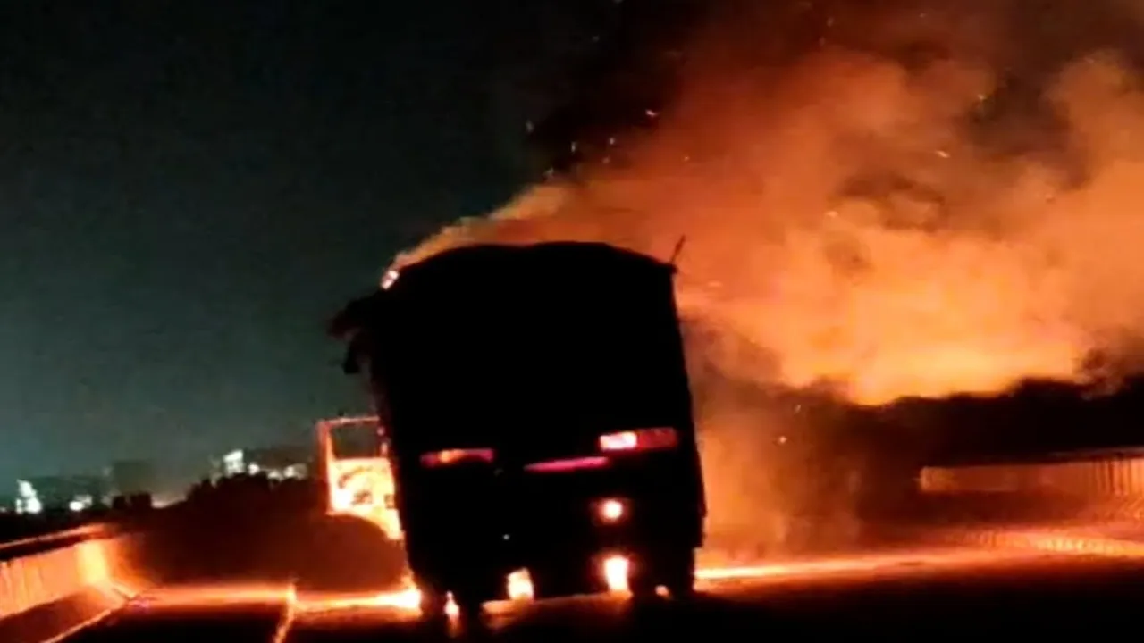 Bahraich News : प्लाईवुड से लदे ट्रक में लगी आग, ड्राइवर और क्लीनर ने कूदकर बचाई जान