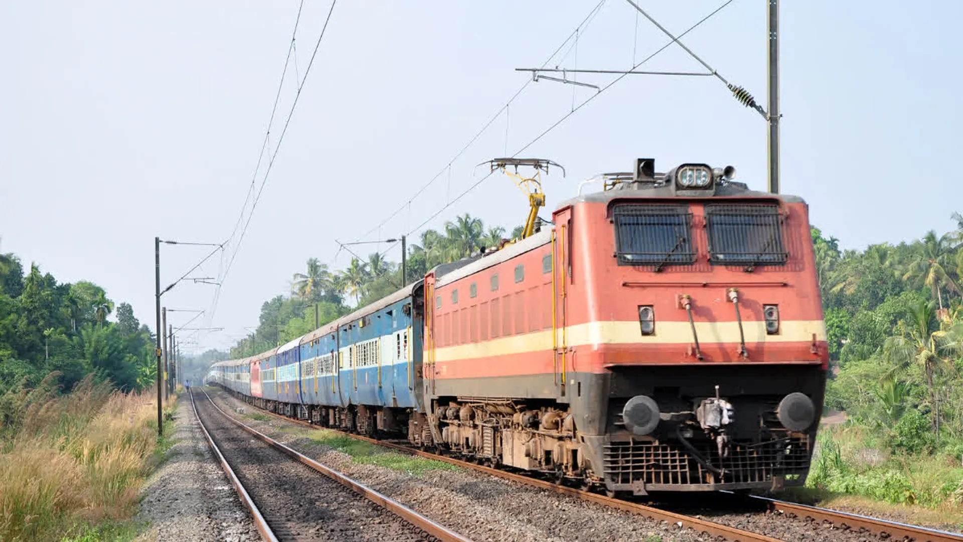 लखीमपुर खीरी: ट्रेन टकराकर दो सौ मीटर घिसटी बाइक, चालक की मौत