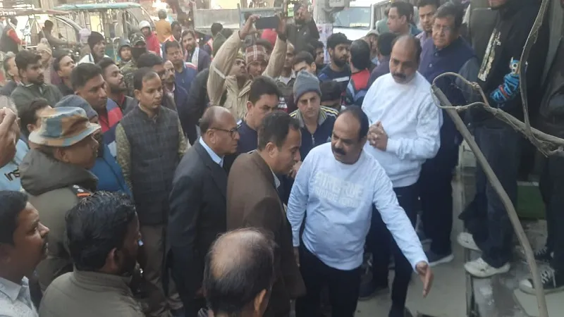 मुरादाबाद : GMD रोड पर अतिक्रमण तोड़ने पहुंची नगर निगम की टीम से व्यापारियों की नोकझोंक, दो दिन की मिली मोहलत