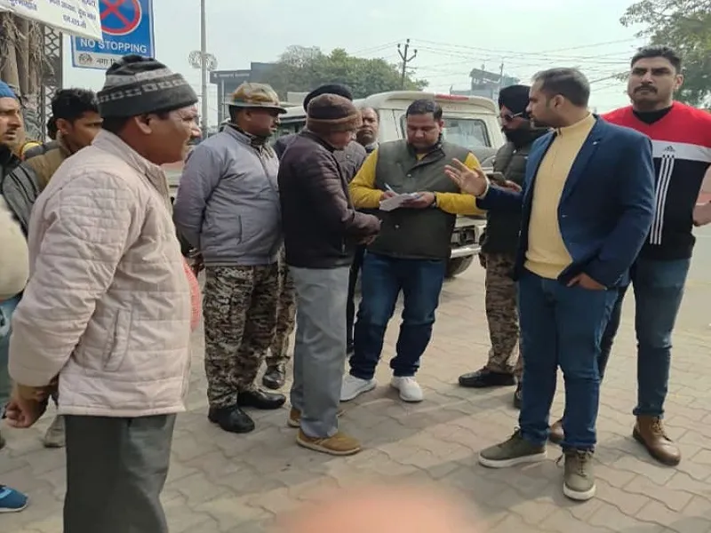 मुरादाबाद : नगर निगम की टीम ने फुटपाथ व बाजार से हटवाया अतिक्रमण, चालान काटकर वसूला जुर्माना
