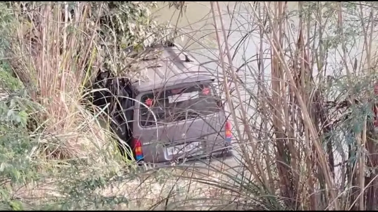 kannauj news : बाइक में टक्कर मारते हुए नहर में घुसी कार 