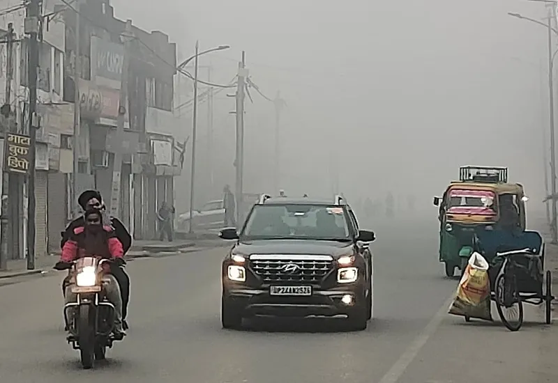 Rampur News : सर्दी का सितम जारी, शनिवार को नैनीताल से भी ठंडा रहा रामपुर...कोहरे के कारण हाईवे पर रेंगते नजर आए वाहन