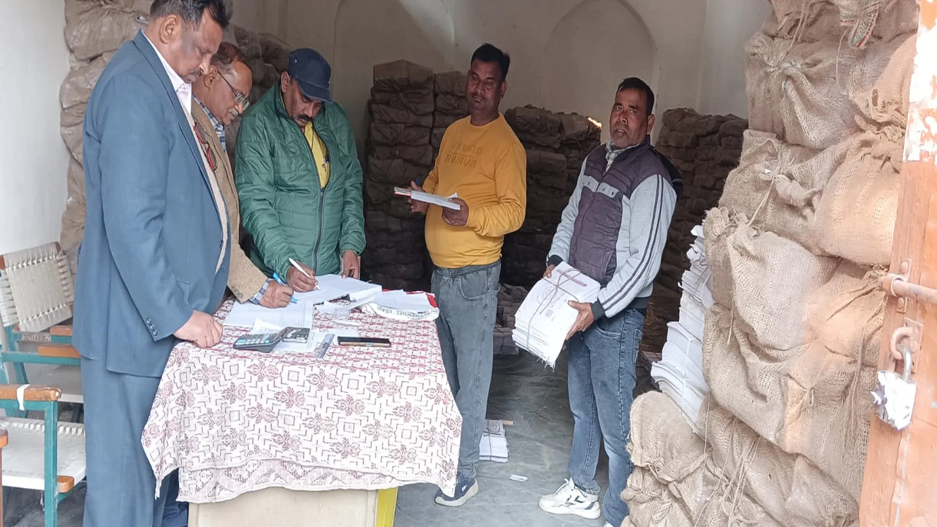 शाहजहांपुर: परीक्षा सर पर आ जाएगी तब उत्तर पुस्तिकाएं उठवाएंगे प्रधानाचार्य जी...?