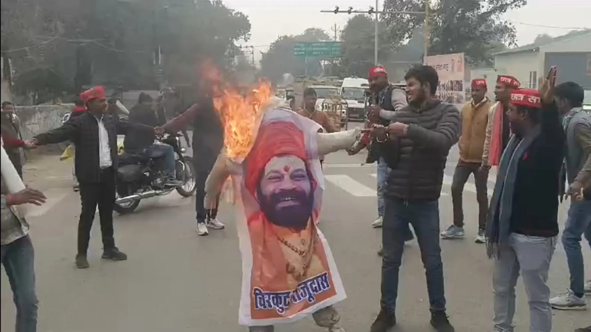 शाहजहांपुर: मुलायम सिंह पर अमर्यादित टिप्पणी से भड़के सपाई, पुतला फूंक कर जताया गुस्सा