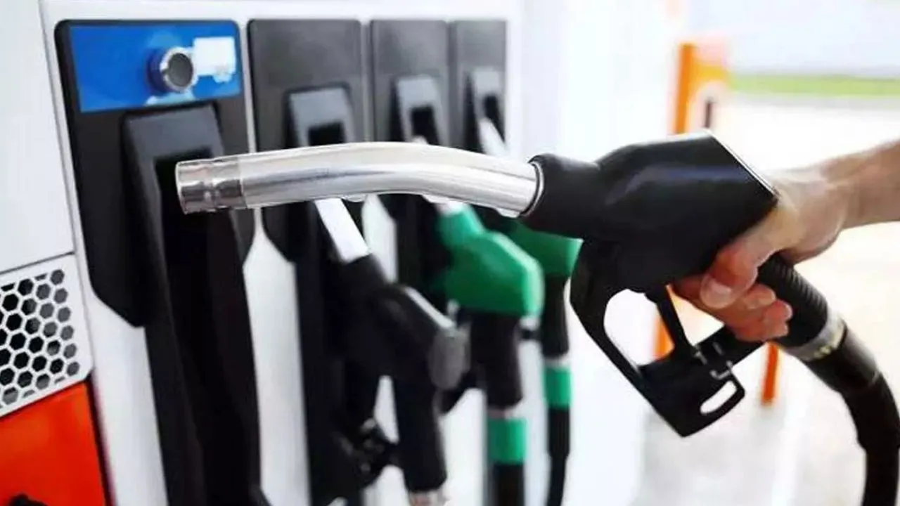 Kanpur में 'नो हेलमेट नो फ्यूल' होगा लागू, जिलाधिकारी ने दिए आदेश, इस दिन से पेट्रोल पंपों पर बिना हेलमेट नहीं मिलेगा फ्यूल