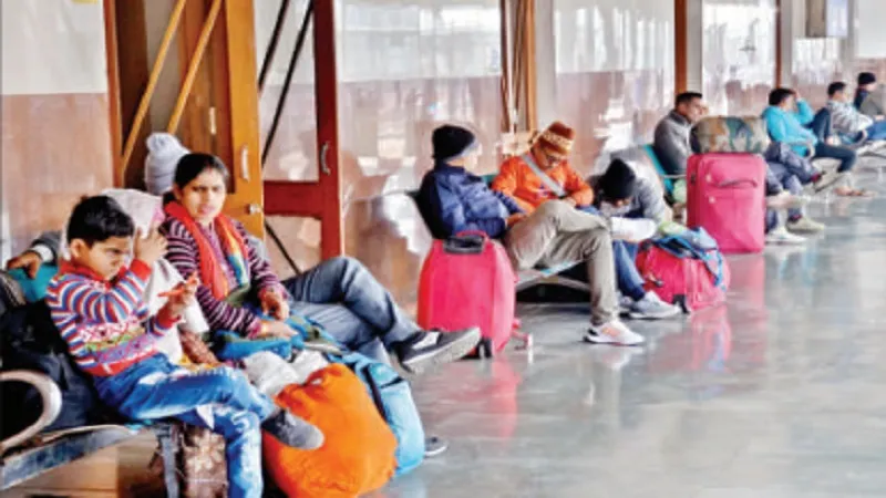 मुरादाबाद : प्रयागराज जाने वाली ट्रेनों में उमड़ी यात्रियों की भीड़, सीट के लिए मारामारी