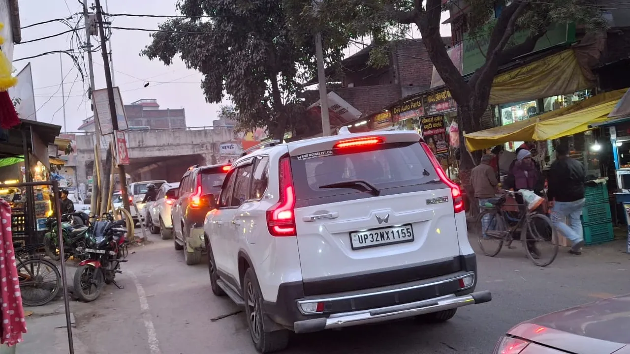 Ayodhya News : रामनगरी में बढ़ रही श्रद्धालुओं की भीड़, इन-इन मार्गों से गुजर रहे प्रयागराज के वाहन, घंटो लग रहा जाम