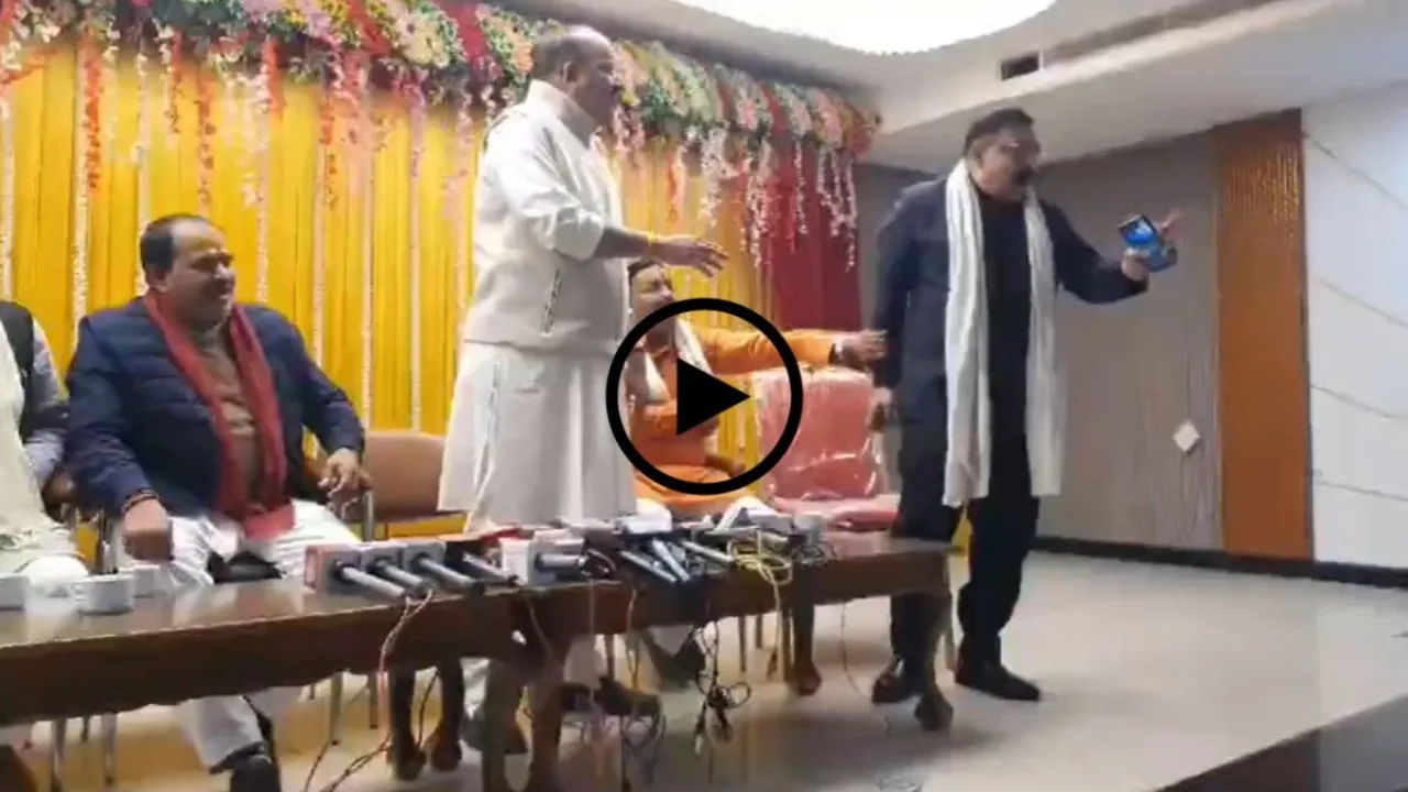 कुशीनगर : विधायक की Press Conference में प्रभारी मंत्री हाथ जोड़कर माहौल बनाने की करते रहे कोशिश