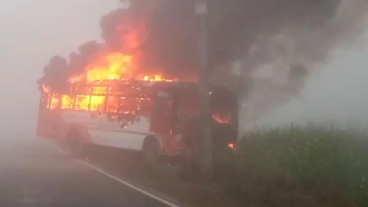 फतेहपुर में शार्ट सर्किट में बस में लगी भीषण आग: चालक व खलासी ने कूदकर बचाई जान...कोहरा होने के कारण सवारियां मौजूद नहीं थी