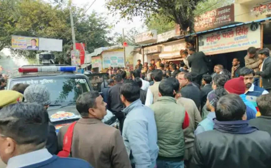 Bareilly: कचहरी पर दिनदहाड़े अधिवक्ता पर झोंका फायर, आरोपियों को पकड़कर पीटा...गिरफ्तार