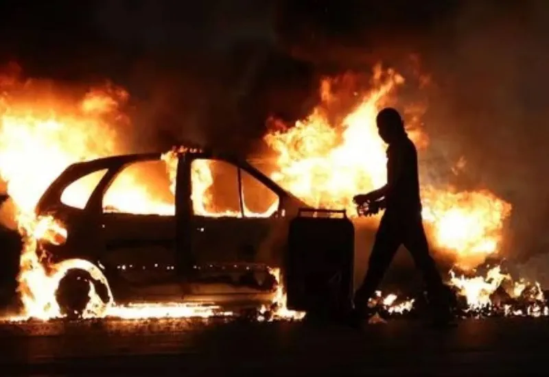 फ्रांस में नये साल पर हिंसा, प्रदर्शनकारियों ने एक हजार कारों को जलाया...400 लोग हिरासत में