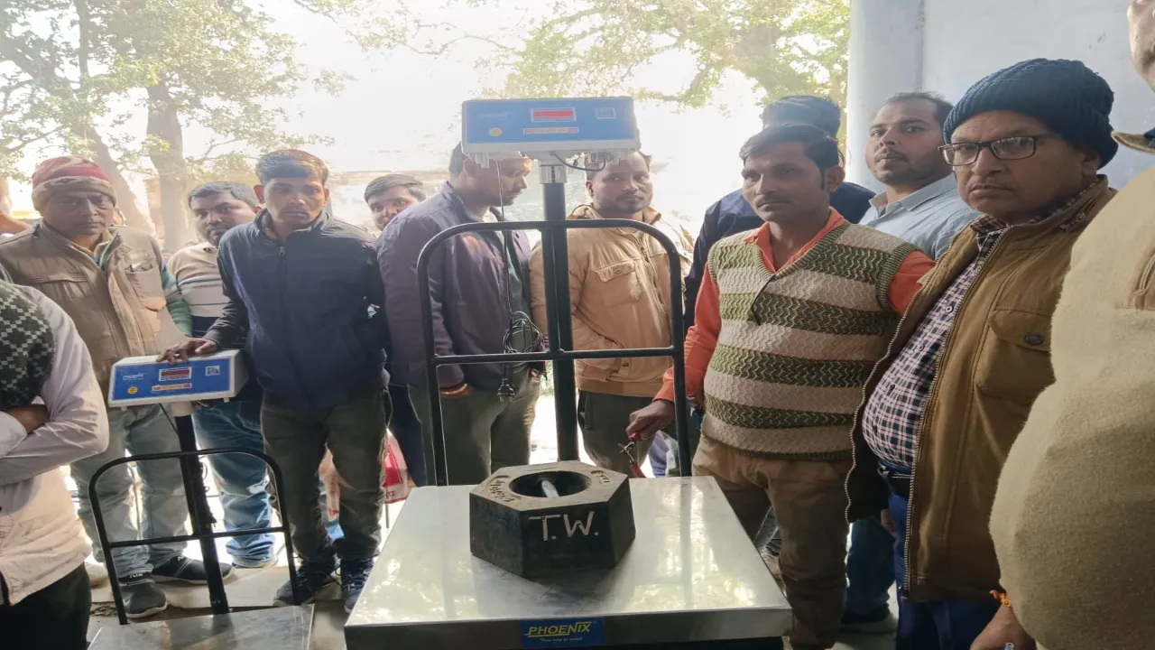 Ayodhya News : सत्यापन में गड़बड़ मिले कोटेदारों के तौल कांटे