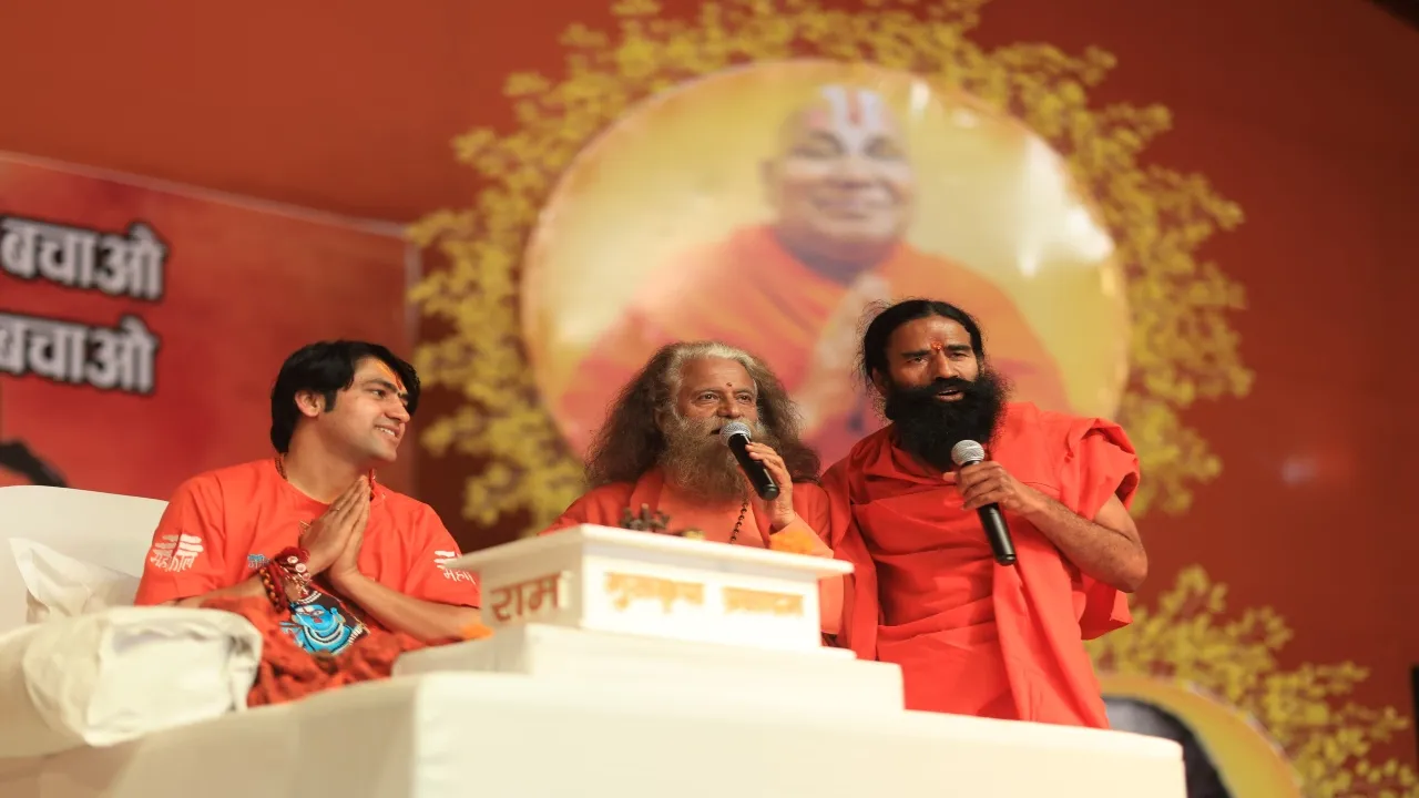 Mahakumbh 2025 : महाकुंभ में पहुंचे योग गुरु बाबा रामदेव, बोले- 